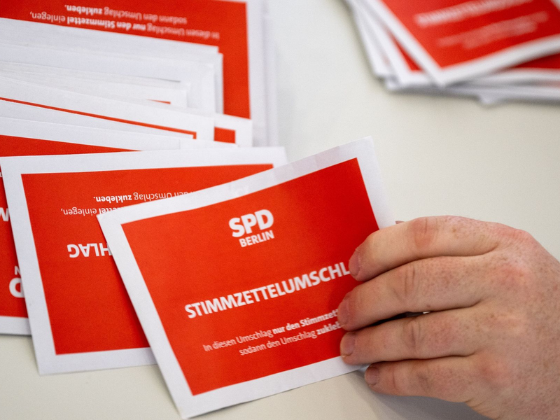 Bei der Stichwahl zum SPD-Parteivorsitz traten Martin Hikel und Nicola Böcker-Giannini gegen Kian Niroomand und Jana Bertels an. - Foto: Monika Skolimowska/dpa