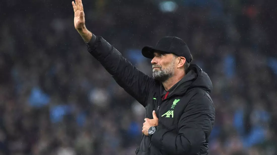 Liverpools Trainer Jürgen Klopp verabschiedet sich von den Fans. - Bild: Rui Vieira/AP
