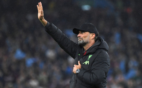 Liverpools Trainer Jürgen Klopp verabschiedet sich von den Fans. - Foto: Rui Vieira/AP
