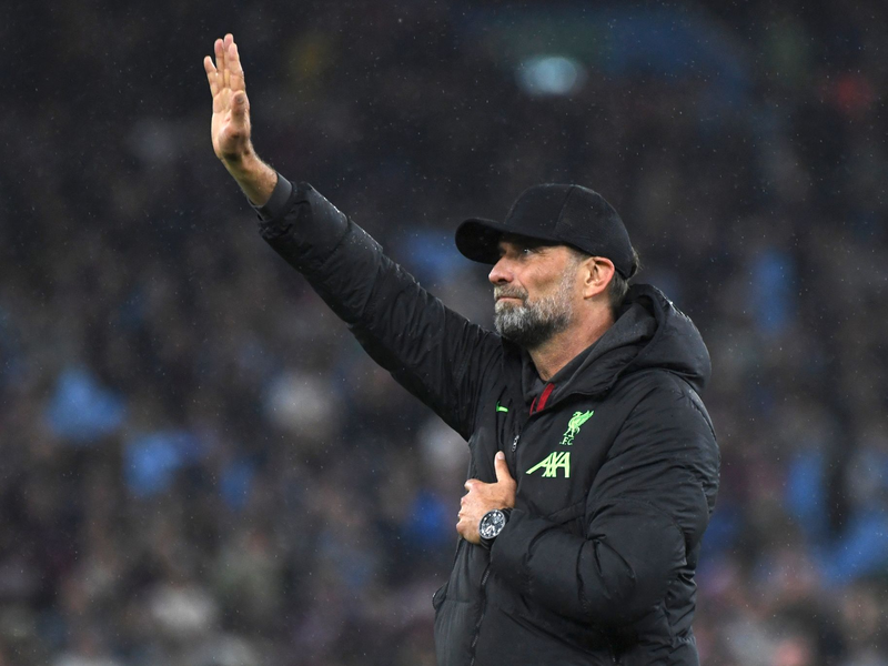 Liverpools Trainer Jürgen Klopp verabschiedet sich von den Fans. - Foto: Rui Vieira/AP
