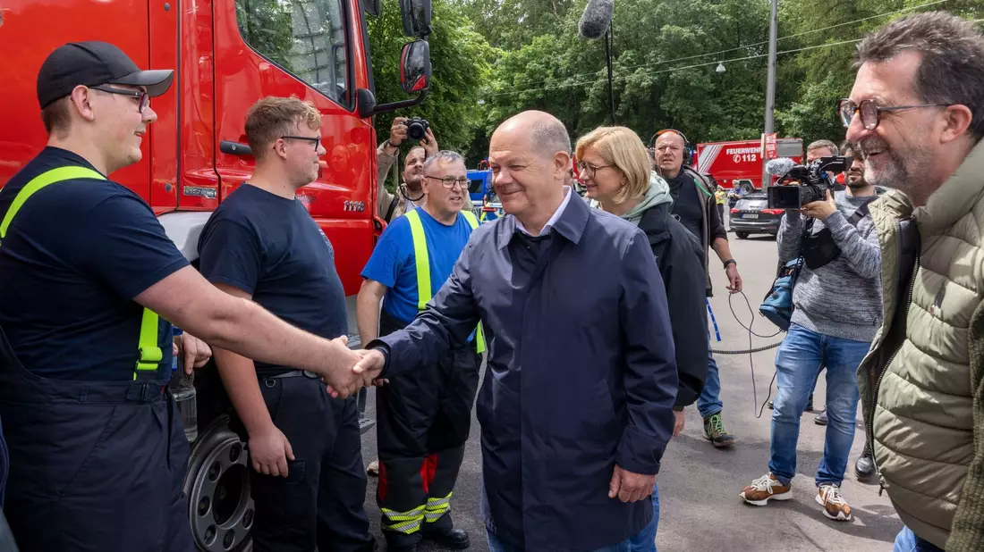 Bundeskanzler Olaf Scholz besucht in Saarbrücken Einsatzkräfte. - Bild: Helmut Fricke/dpa