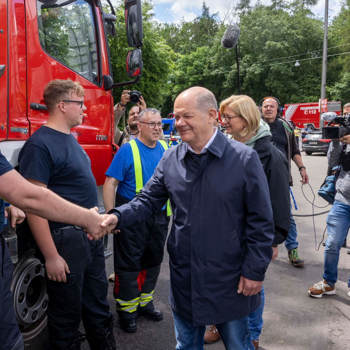 Bundeskanzler Olaf Scholz besucht in Saarbrücken Einsatzkräfte. - Foto: Helmut Fricke/dpa