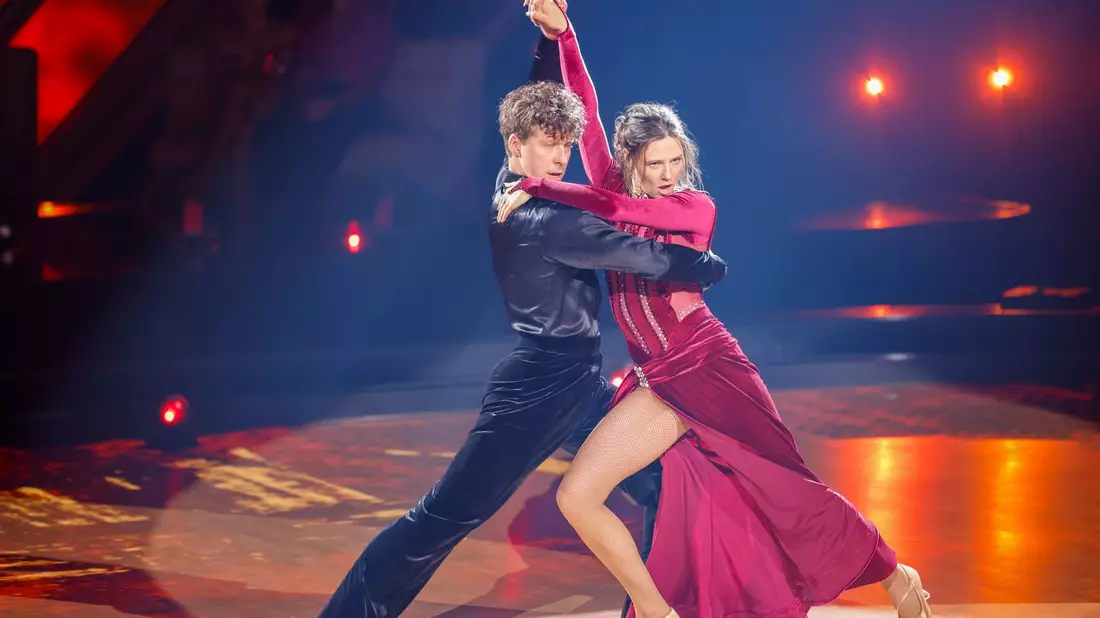 Influencerin Ann-Kathrin Bendixen und Profitänzer Valentin Lusin schieden aus der Sendung aus. - Bild: Thomas Banneyer/dpa