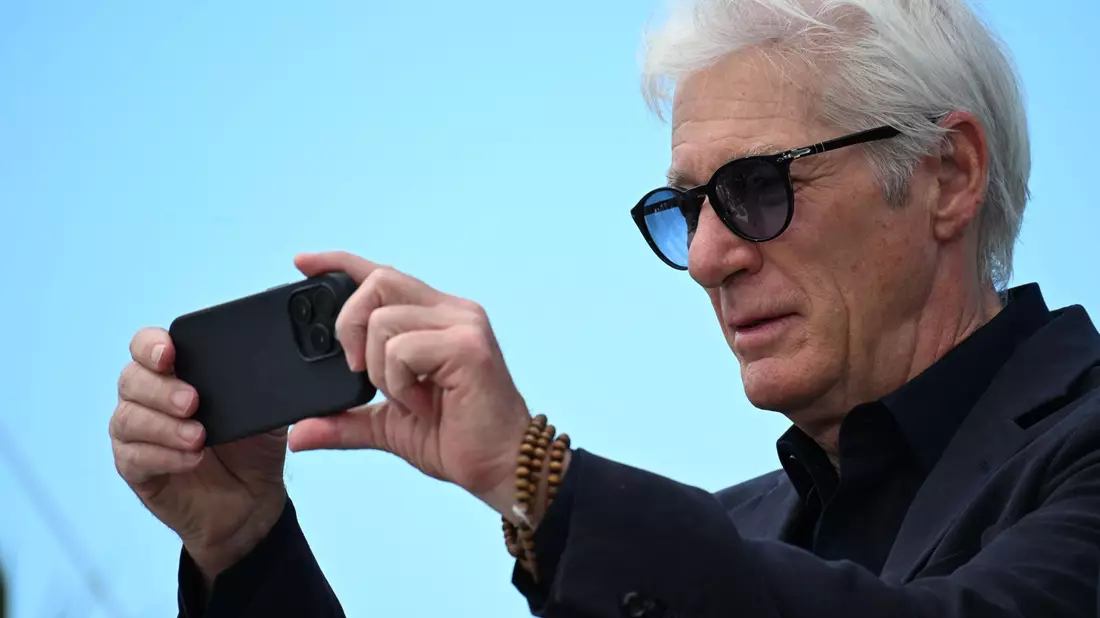 Richard Gere macht sich in Cannes selbst ein Bild. - Bild: Simone Comi/IPA via ZUMA Press/dpa