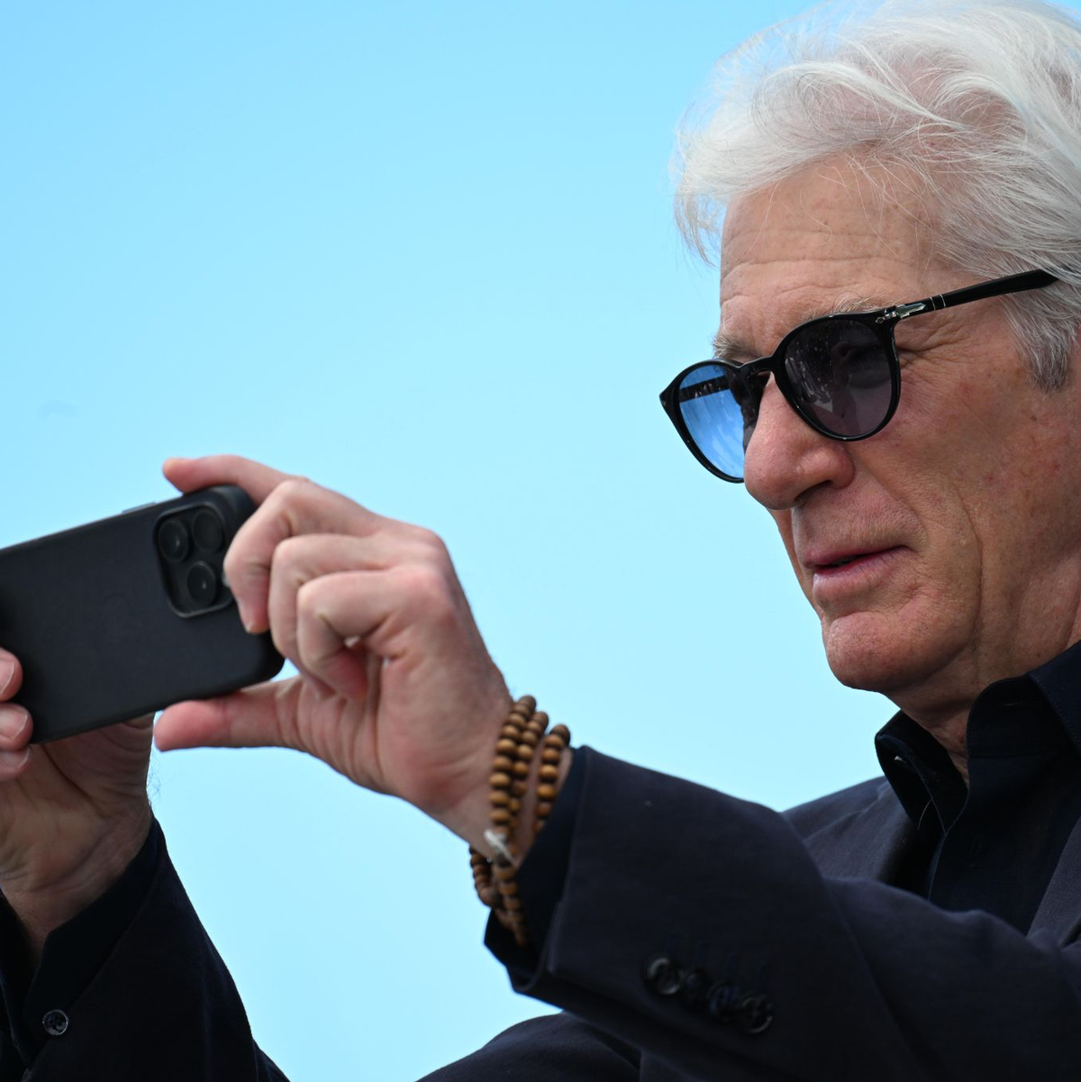 Richard Gere macht sich in Cannes selbst ein Bild. - Foto: Simone Comi/IPA via ZUMA Press/dpa