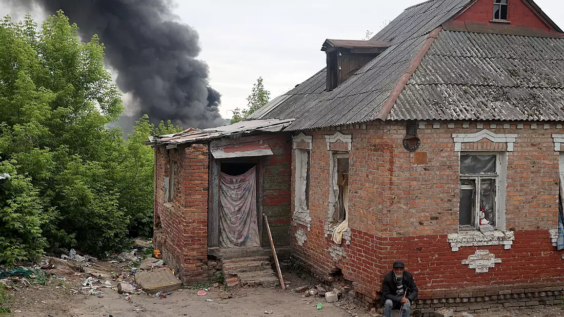 Nach dem Beschuss durch russische Truppen steigt hinter einem Haus in Charkiw eine Rauchsäule auf. - Bild: -/ukrin/dpa