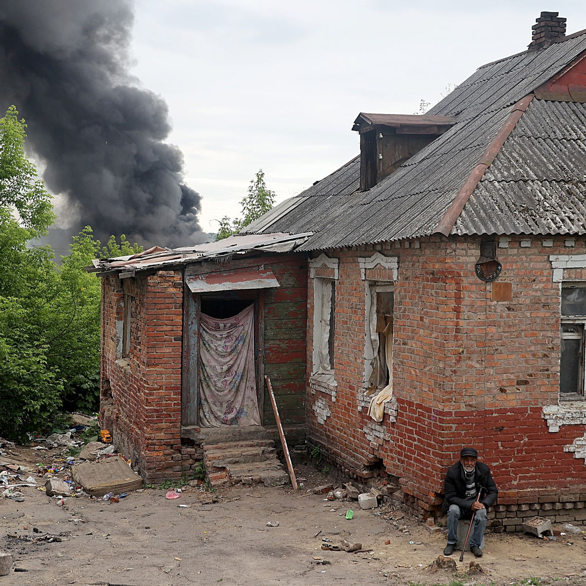 Nach dem Beschuss durch russische Truppen steigt hinter einem Haus in Charkiw eine Rauchsäule auf. - Foto: -/ukrin/dpa