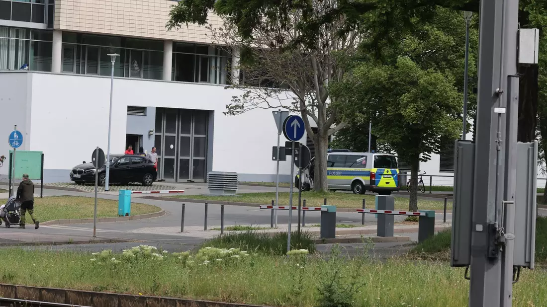 Ein Polizeifahrzeug steht vor dem Klinikum in Erfurt. - Bild: Bodo Schackow/dpa