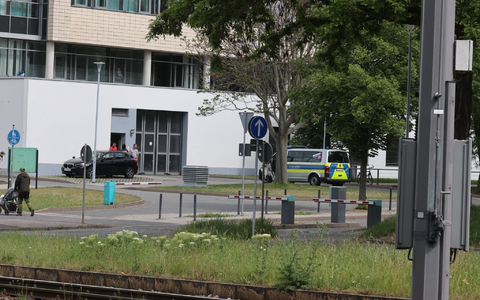 Ein Polizeifahrzeug steht vor dem Klinikum in Erfurt. - Foto: Bodo Schackow/dpa