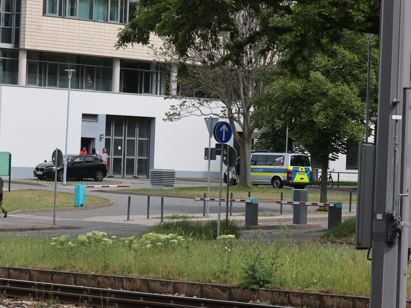 Ein Polizeifahrzeug steht vor dem Klinikum in Erfurt. - Foto: Bodo Schackow/dpa