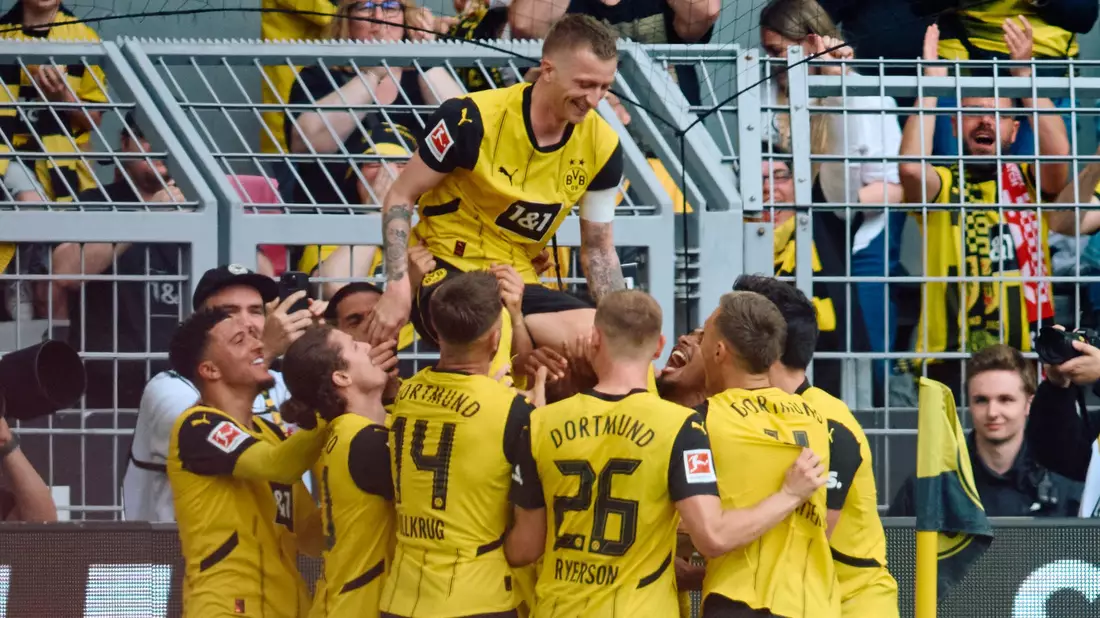 Die Dortmunder Spieler bejubeln mit Marco Reus sein Tor zum 2:0. - Bild: Bernd Thissen/dpa