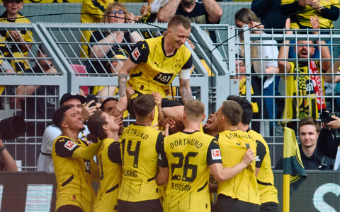 Die Dortmunder Spieler bejubeln mit Marco Reus sein Tor zum 2:0. - Foto: Bernd Thissen/dpa