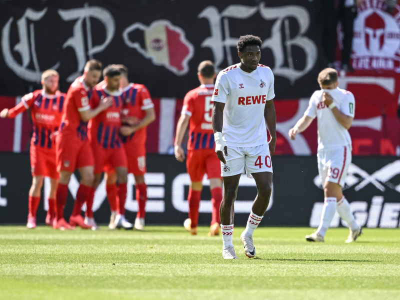 Für den FC hat es nicht zum Klassenerhalt gereicht. Im Hintergrund bejubeln die Heidenheimer eine überzeugende Premierensaison. - Foto: Harry Langer/dpa