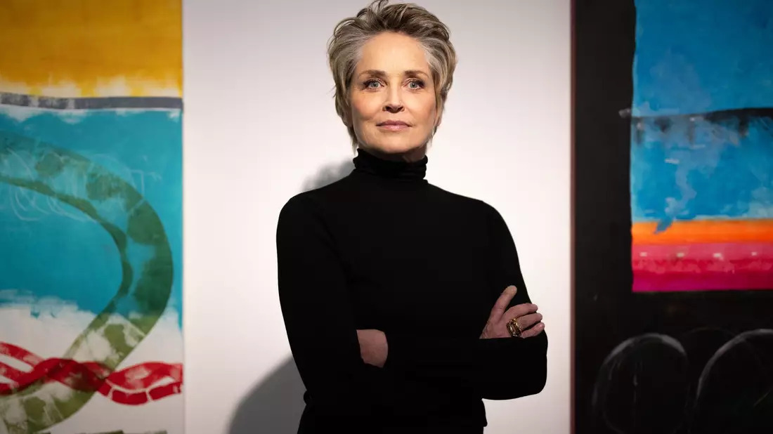 Schauspielerin Sharon Stone im Februar 2024 in einer Galerie in Berlin vor ihren Werken. - Bild: Monika Skolimowska/dpa