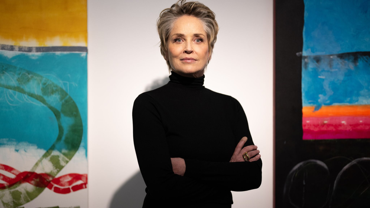 Schauspielerin Sharon Stone im Februar 2024 in einer Galerie in Berlin vor ihren Werken. - Foto: Monika Skolimowska/dpa