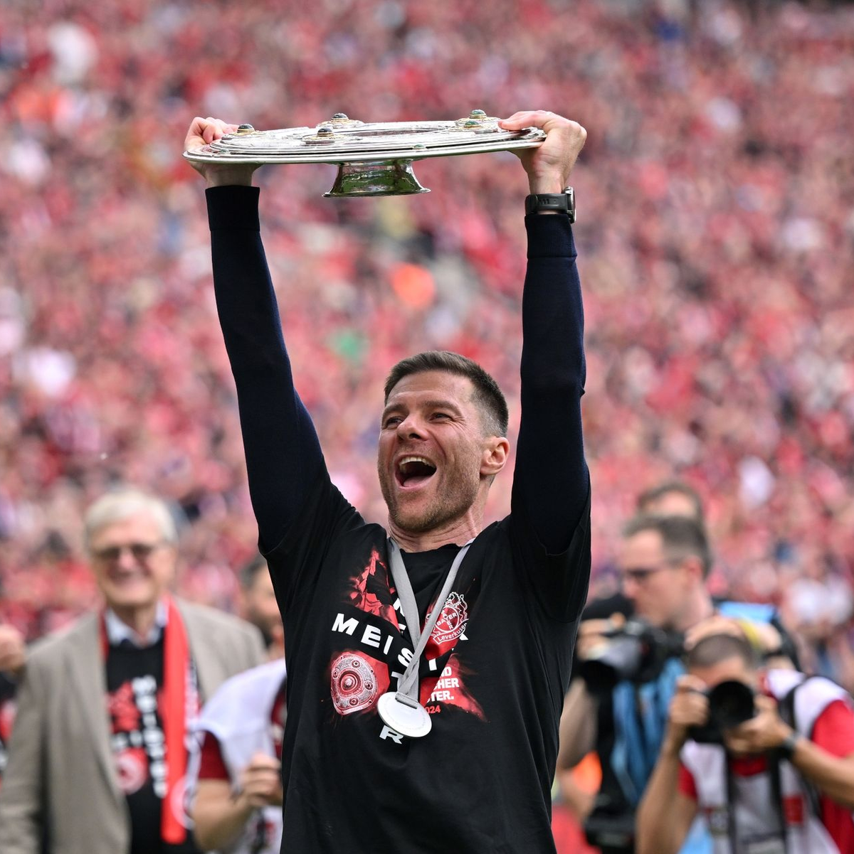 Xabi Alonso jubelt mit der Meisterschale in der Kurve. - Foto: Marius Becker/dpa