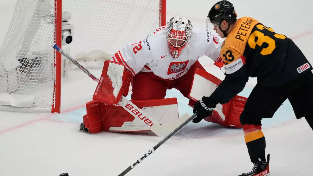 JJ Peterka trifft spät zum 4:2 Endstand für die Deutsche Nationalmannschaft. - Bild: Darko Vojinovic/AP/dpa