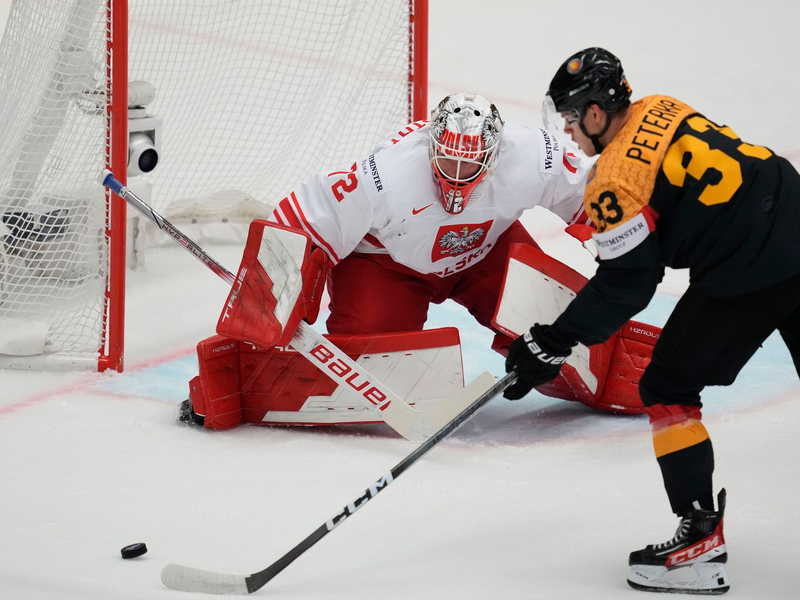 JJ Peterka trifft spät zum 4:2 Endstand für die Deutsche Nationalmannschaft. - Foto: Darko Vojinovic/AP/dpa