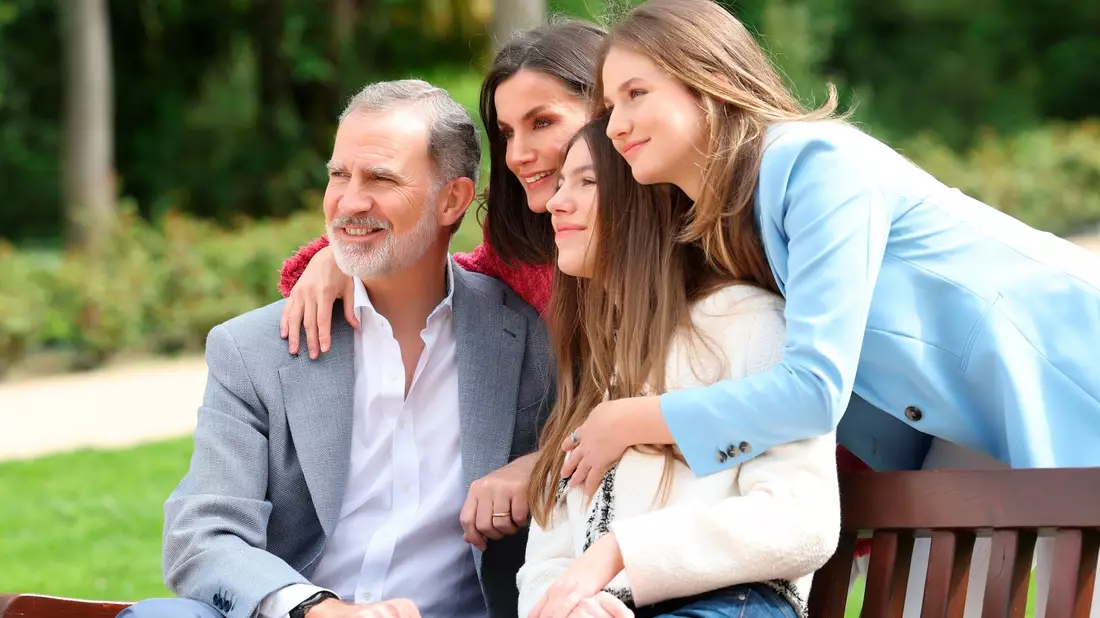 König Felipe VI. und Königin Letizia im Park des Palacio Real in Madrid. - Bild: Casa De S.M. El Rey/EUROPA PRESS/dpa