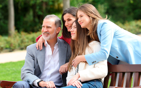 König Felipe VI. und Königin Letizia im Park des Palacio Real in Madrid. - Foto: Casa De S.M. El Rey/EUROPA PRESS/dpa König Felipe VI. und Königin Letizia im Park des Palacio Real in Madrid. - Foto: Casa De S.M. El Rey/EUROPA PRESS/dpa