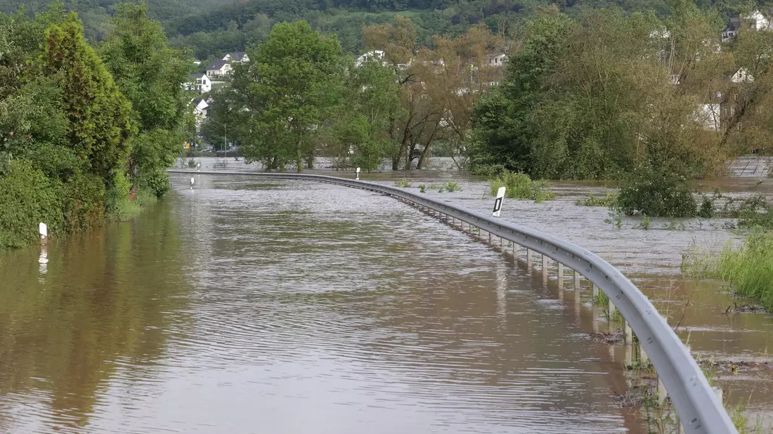 Die überflutete Straße L98 bei Cochem an der Mosel (Rheinland-Pfalz). - Bild: David Young/dpa