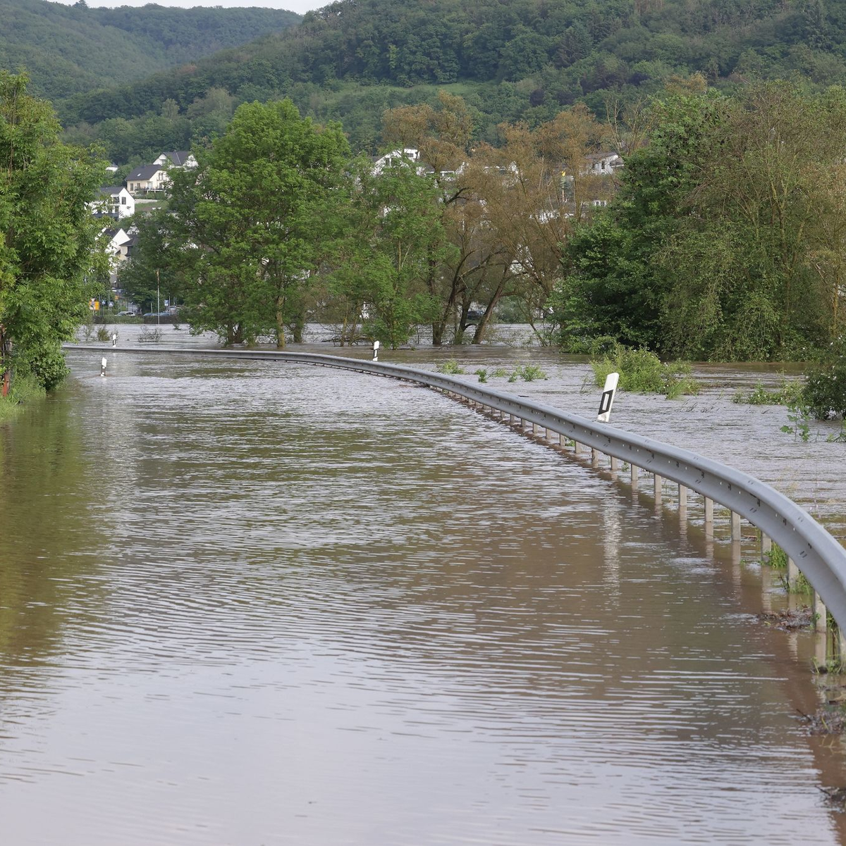 Die überflutete Straße L98 bei Cochem an der Mosel (Rheinland-Pfalz). - Foto: David Young/dpa