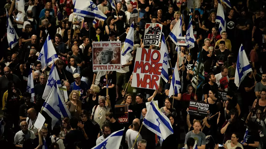 Die Demonstranten fordern ein Ende des Krieges.   - Bild: Leo Correa/AP/dpa