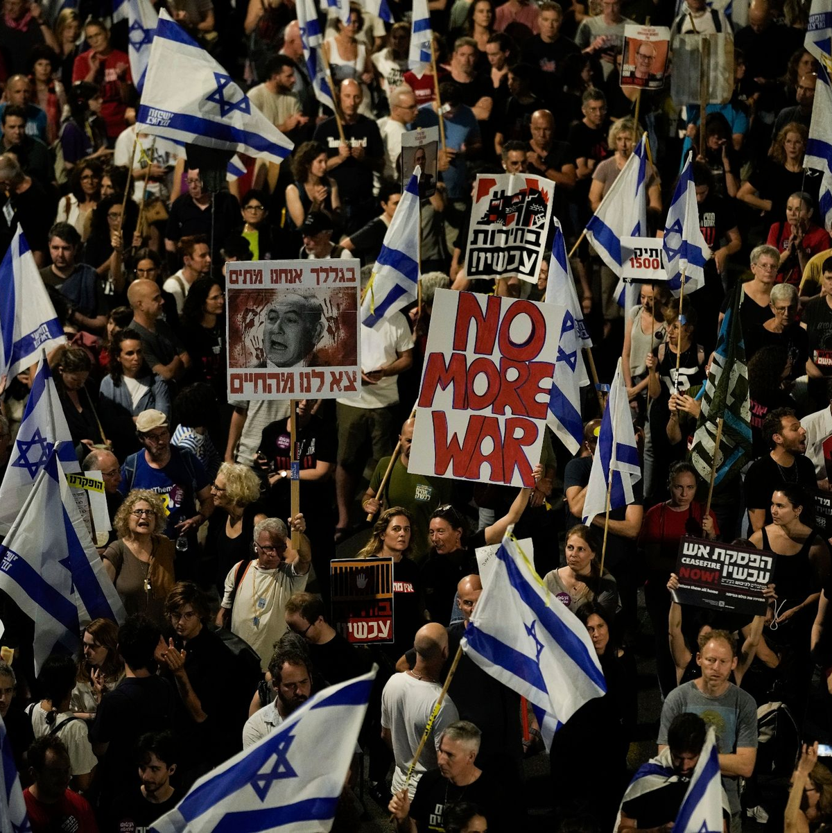 Die Demonstranten fordern ein Ende des Krieges.   - Foto: Leo Correa/AP/dpa