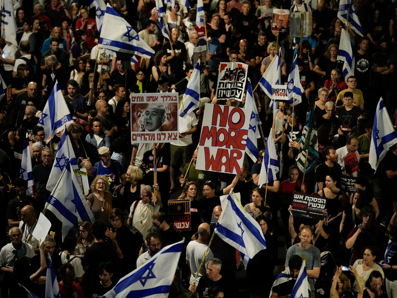 Die Demonstranten fordern ein Ende des Krieges.   - Foto: Leo Correa/AP/dpa