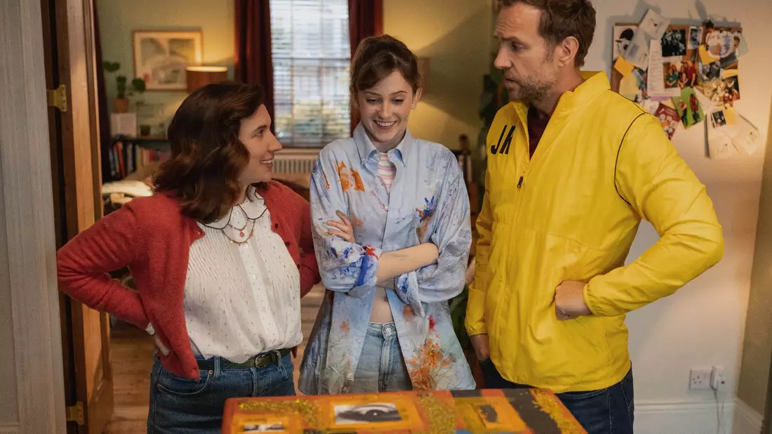 Nikki (Esther Smith, l) und Jason (Rafe Spall) mit ihrer Adotivtochter Princess (Scarlett Rayner) - Bild: Colin Hutton/Apple TV+/dpa