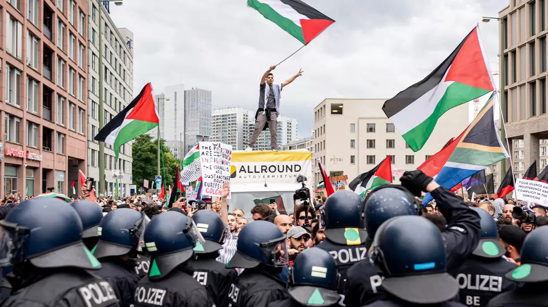 Die propalästinensische Demonstration «Palestine will be free» in Berlin. - Bild: Fabian Sommer/dpa