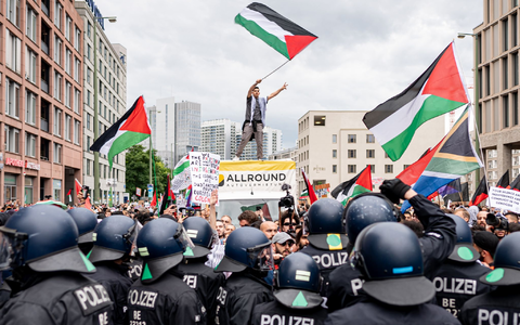 Die propalästinensische Demonstration «Palestine will be free» in Berlin. - Foto: Fabian Sommer/dpa