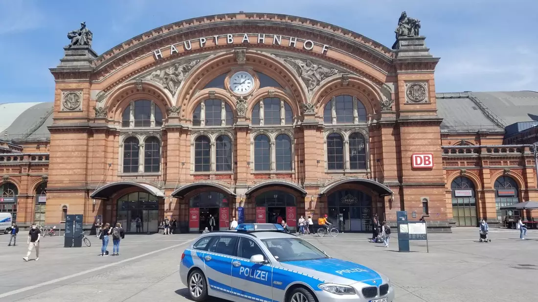 BPOL-HB: Einsatz anlässlich der An- und Abreisen zur Fußballbegegnung in der 1. Bundesliga Werder Bremen gegen VFL Bochum. Dabei erstmals gemeinsamer Einsatzabschnitt von Polizei und Bundespolizei in Bremen. - Bild: presseportal.de