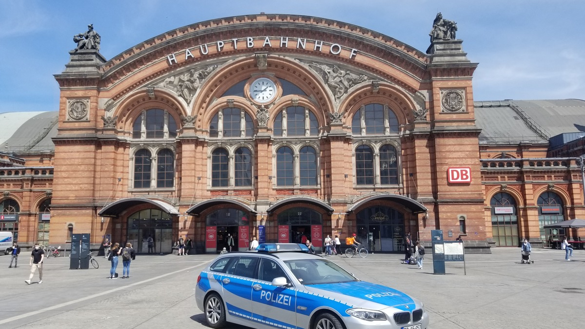 BPOL-HB: Einsatz anlässlich der An- und Abreisen zur Fußballbegegnung in der 1. Bundesliga Werder Bremen gegen VFL Bochum. Dabei erstmals gemeinsamer Einsatzabschnitt von Polizei und Bundespolizei in Bremen. - Foto: presseportal.de