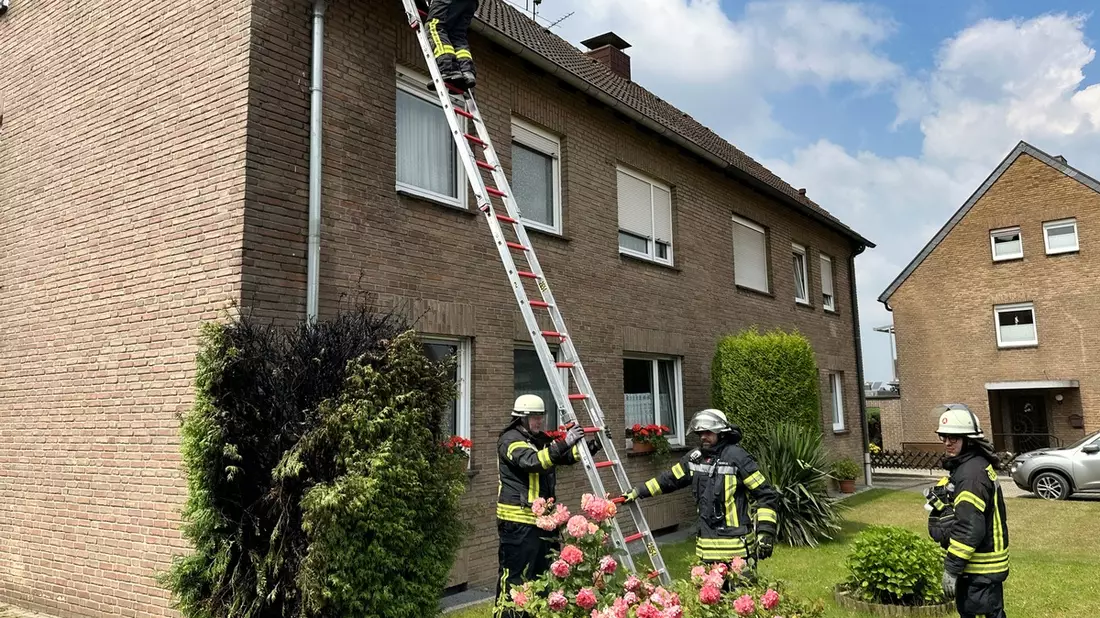 FFW Schwalmtal: Flämmarbeiten setzen Hecke in Brand - Bild: presseportal.de