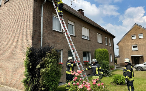 FFW Schwalmtal: Flämmarbeiten setzen Hecke in Brand - Foto: presseportal.de