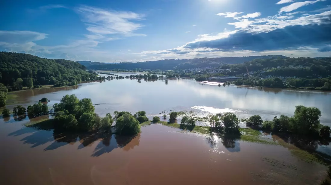 Die Blies, ein knapp 100 km langer Nebenfluss der Saar, hat sich in Folge des Hochwassers zu einer Seenplatte ausgeweitet. - Bild: Andreas Arnold/dpa