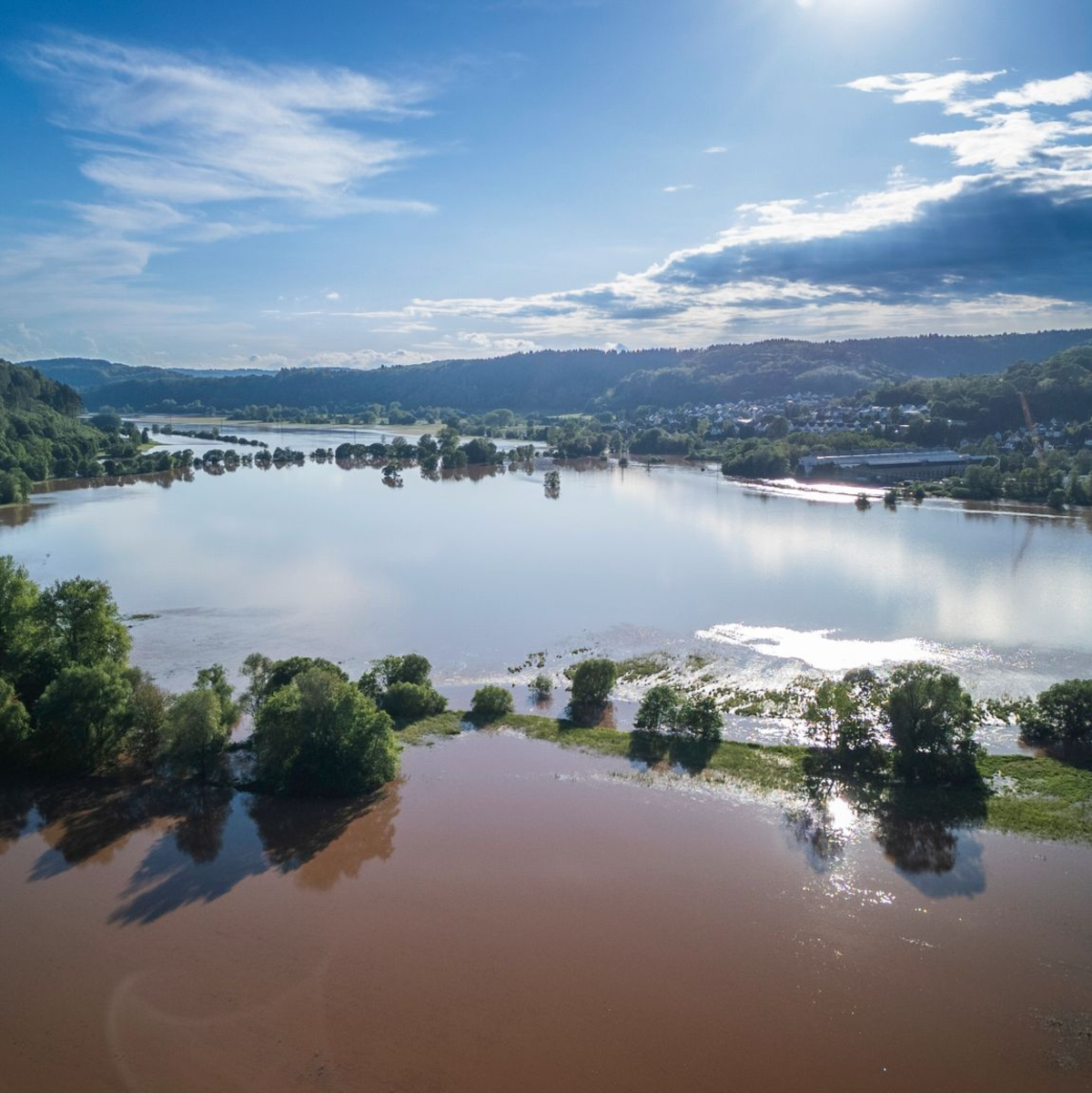 Die Blies, ein knapp 100 km langer Nebenfluss der Saar, hat sich in Folge des Hochwassers zu einer Seenplatte ausgeweitet. - Foto: Andreas Arnold/dpa