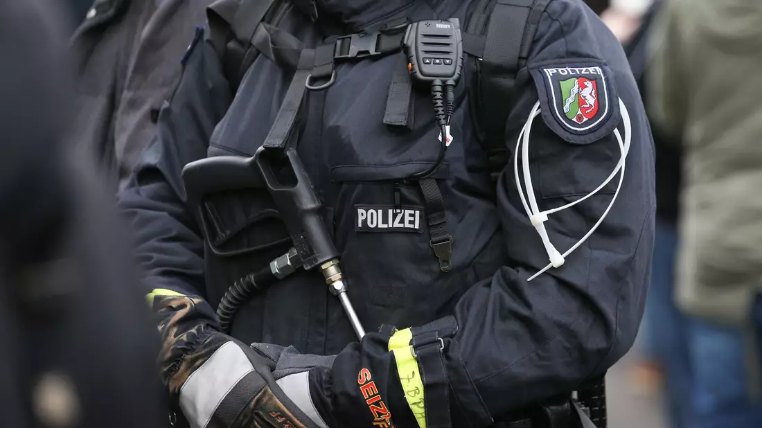 Nach dem Fußball-Bundesligaspiel zwischen Borussia Dortmund und dem SV Darmstadt 98 griffen Problemfans Polizisten an. - Bild: Friso Gentsch/dpa