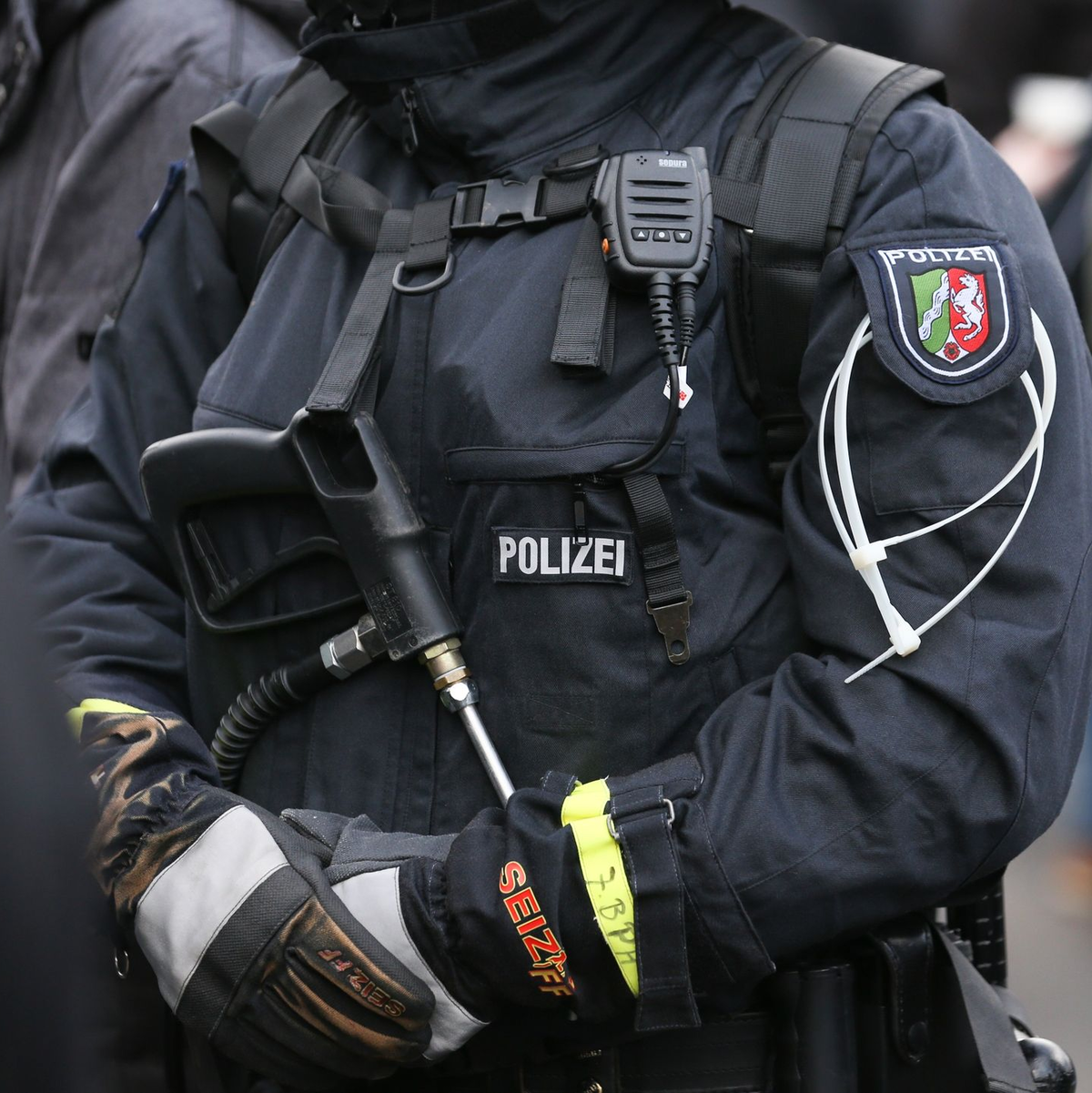 Nach dem Fußball-Bundesligaspiel zwischen Borussia Dortmund und dem SV Darmstadt 98 griffen Problemfans Polizisten an. - Foto: Friso Gentsch/dpa