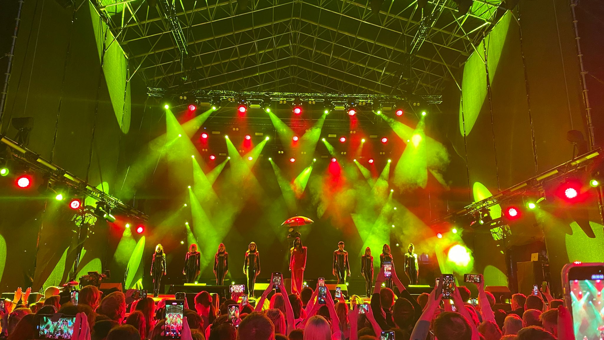 Der österreichische ESC-Star Conchita Wurst tritt bei einem  «Kissing Tartu»-Konzert auf. - Foto: Alexander Welscher/dpa