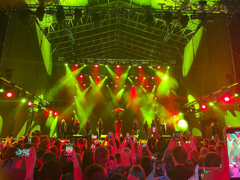 Der österreichische ESC-Star Conchita Wurst tritt bei einem  «Kissing Tartu»-Konzert auf. - Foto: Alexander Welscher/dpa