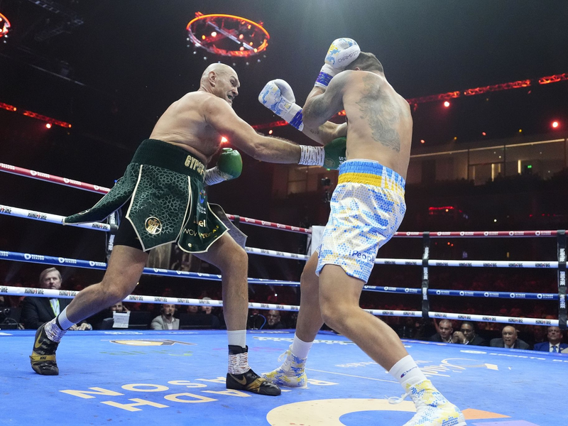 Tyson Fury (l) kämpft gegen Oleksandr Usyk um mehrere Weltmeistertitel im Schwergewicht in der Kingdom Arena. - Foto: Nick Potts/PA Wire/dpa
