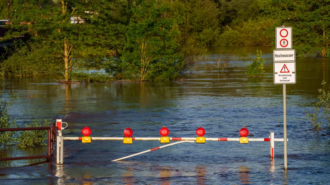 Die Hochwassersituation ist in Blieskastel immer noch angespannt. - Bild: Andreas Arnold/dpa
