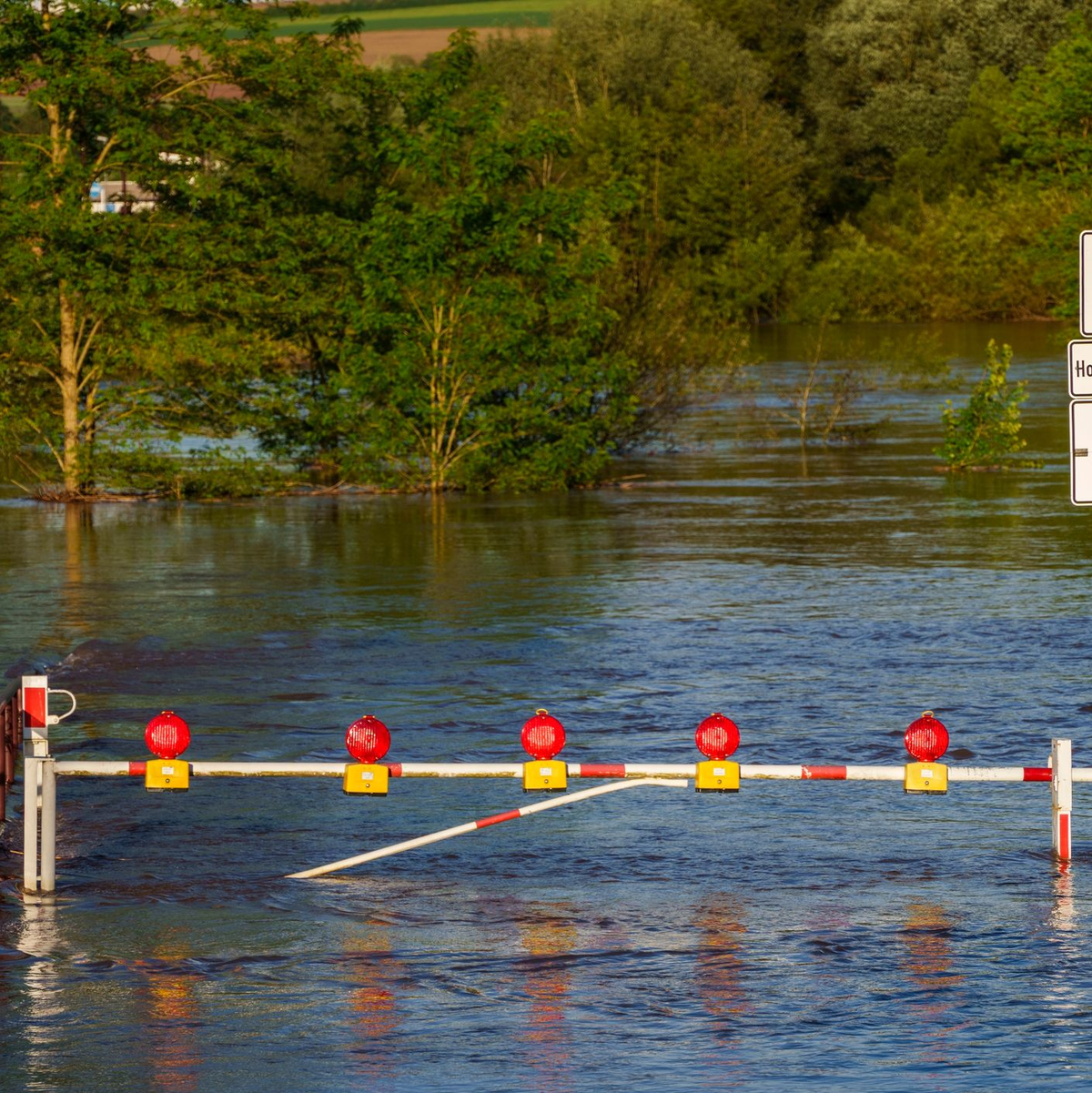 Die Hochwassersituation ist in Blieskastel immer noch angespannt. - Foto: Andreas Arnold/dpa