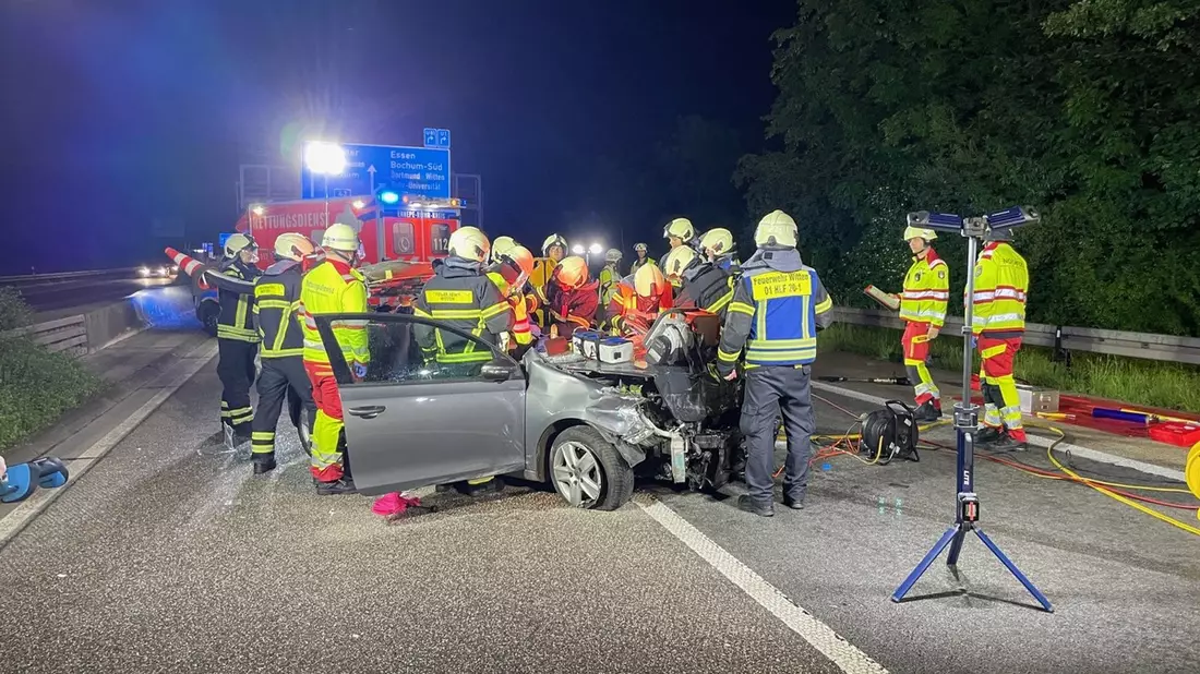 FW Witten: Verkehrsunfall auf der A 43 mit vier Verletzten. - Bild: presseportal.de