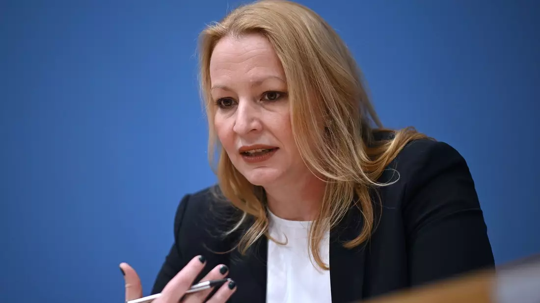Christine Streichert-Clivot, Ministerin für Bildung und Kultur des Saarlandes und Präsidentin der Kultusministerkonferenz, spricht auf einer Pressekonferenz. - Bild: Britta Pedersen/dpa
