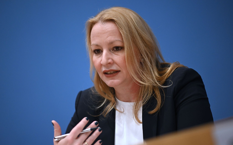 Christine Streichert-Clivot, Ministerin fĂŒr Bildung und Kultur des Saarlandes und PrĂ€sidentin der Kultusministerkonferenz, spricht auf einer Pressekonferenz. - Foto: Britta Pedersen/dpa Christine Streichert-Clivot, Ministerin fĂŒr Bildung und Kultur des Saarlandes und PrĂ€sidentin der Kultusministerkonferenz, spricht auf einer Pressekonferenz. - Foto: Britta Pedersen/dpa