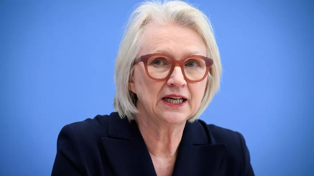 Die Chefin der «Wirtschaftsweisen», Monika Schnitzer, fordert die Politik zu einer Rentenreform auf. - Bild: Bernd von Jutrczenka/dpa