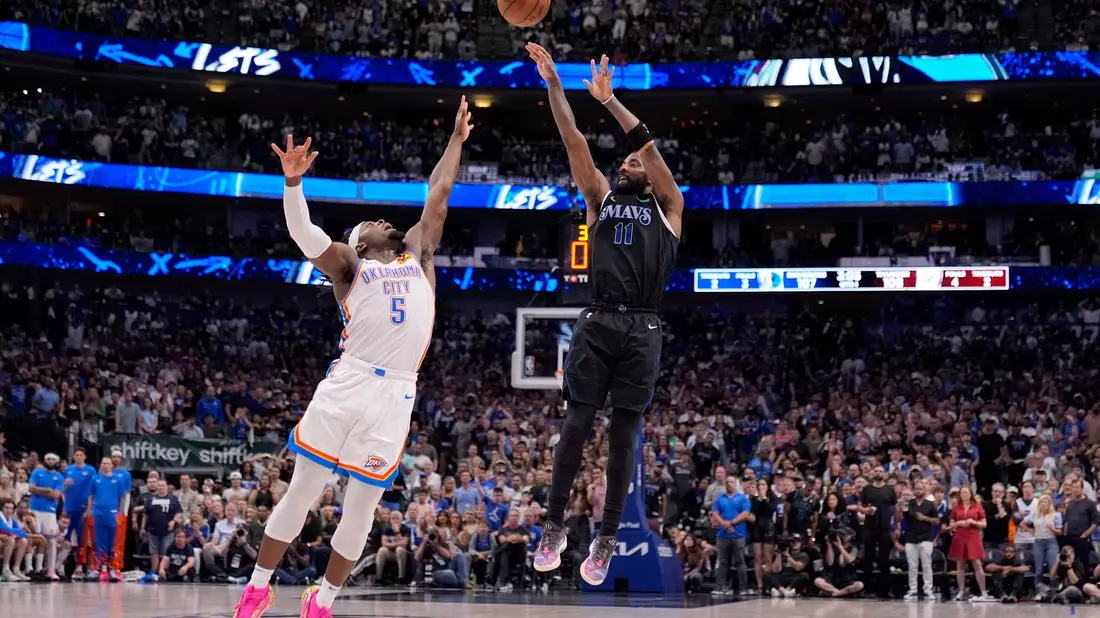 Oklahomas Luguentz Dort (5) kann den Wurf von Mavericks-Guard Kyrie Irving nicht verhindern. - Bild: Tony Gutierrez/AP